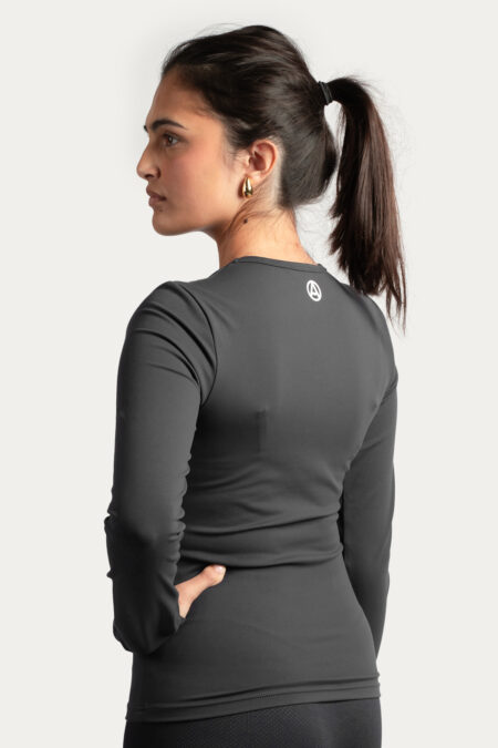 Camiseta de manga larga supersuave Amiko para mujer, gris oscuro