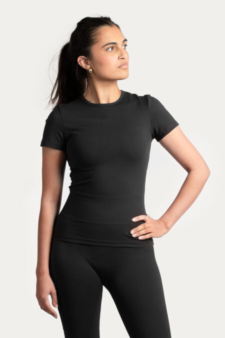 Camiseta supersuave Amiko para mujer, negra
