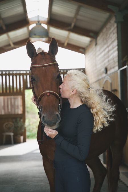 Camiseta de manga larga supersuave Amiko para mujer, color negro