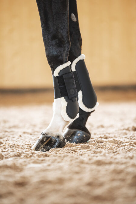 Amiko Pees met Bontlaarzen, Zwart