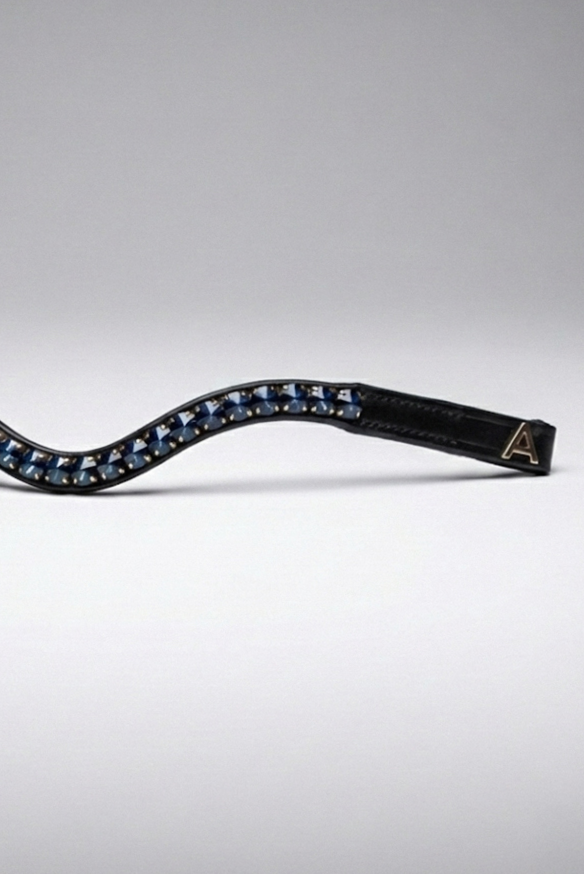 Amiko Browband Crystal Ocean Blue Bent, Black